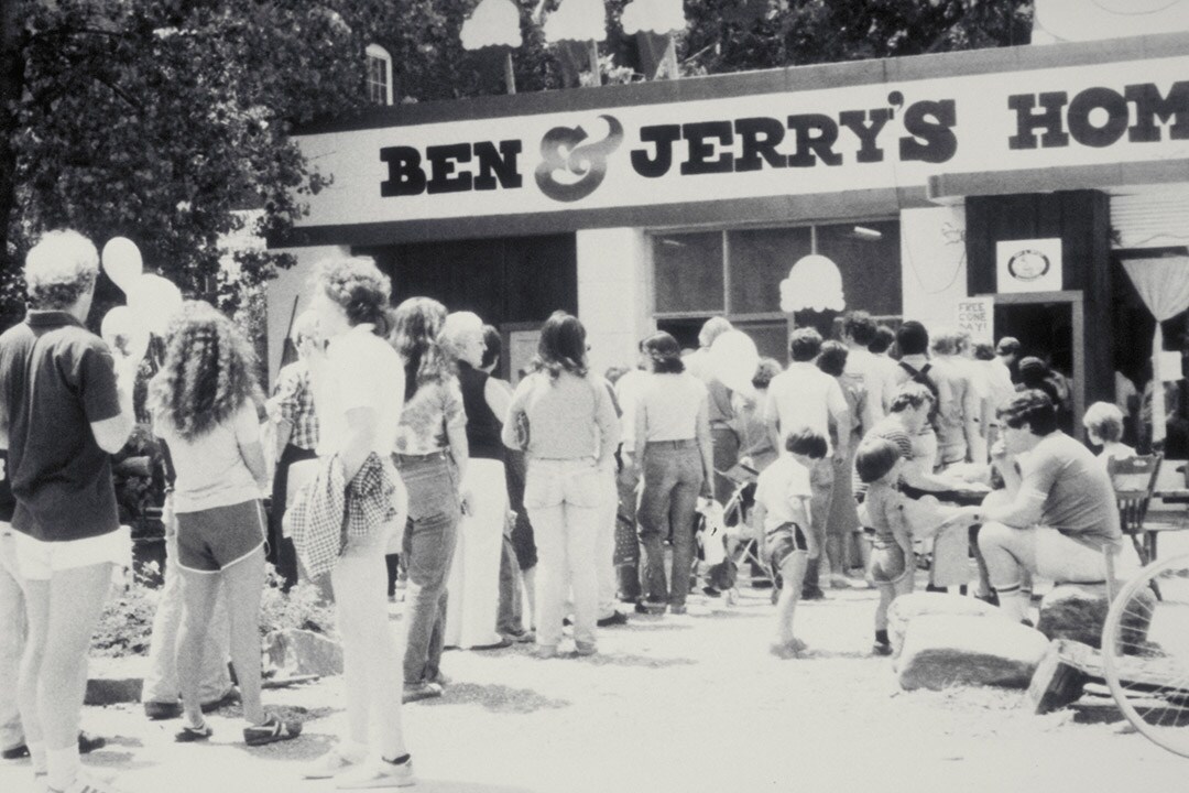 1979 r. – kolejny krok: ludzie stoją w kolejce w lodziarni Ben & Jerry’s