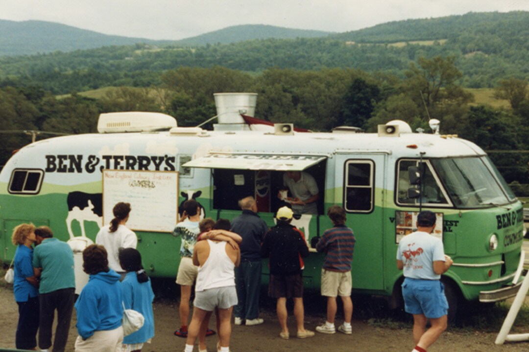 Cowmobile należący do Ben & Jerry's, a obok niego kolejka ludzi