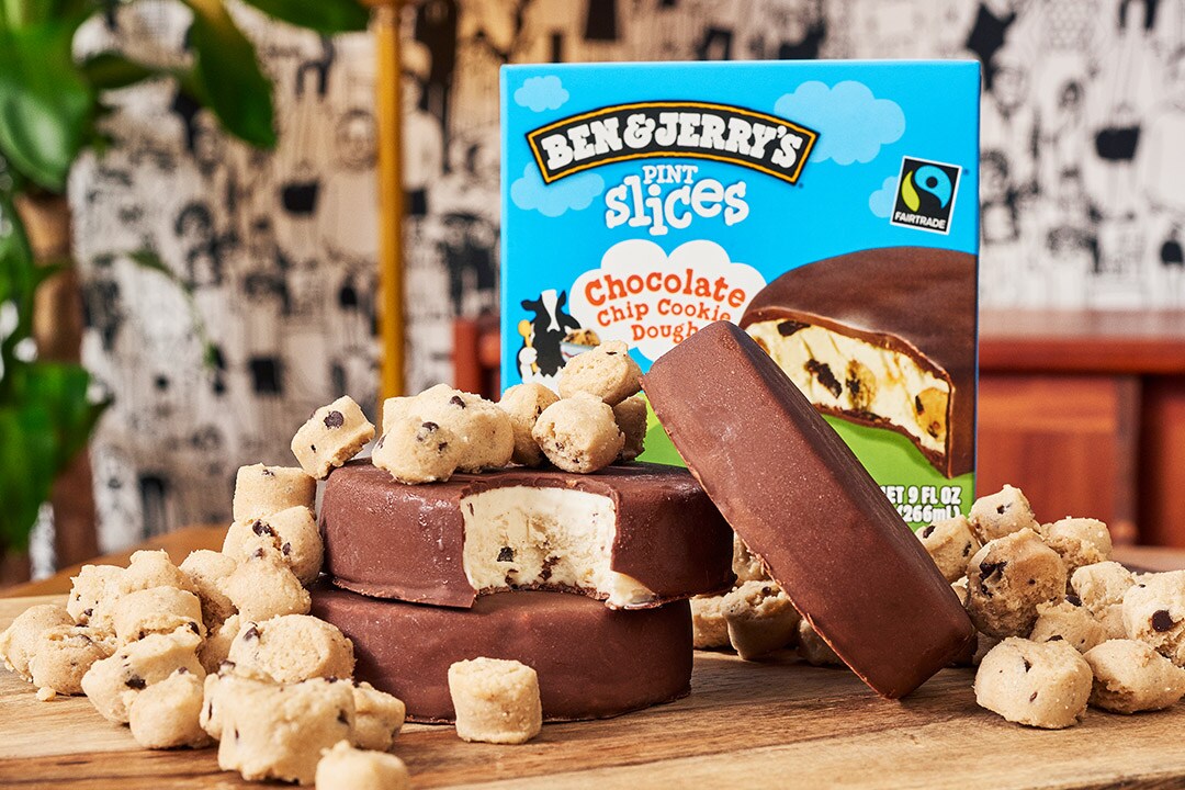 Stół pełen Pint Slices, obok ciastka