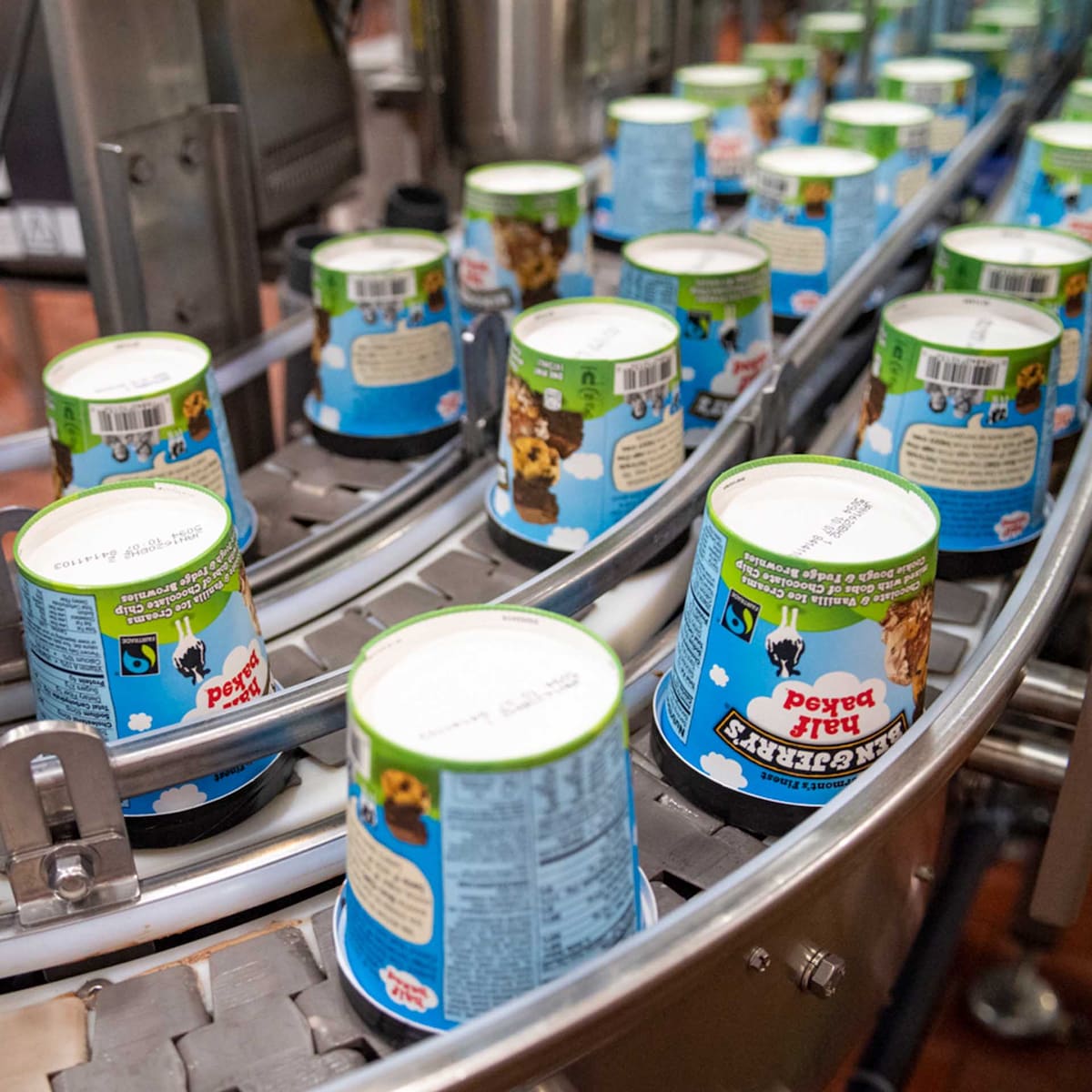 Pinty lodów Ben & Jerry's na linii produkcyjnej