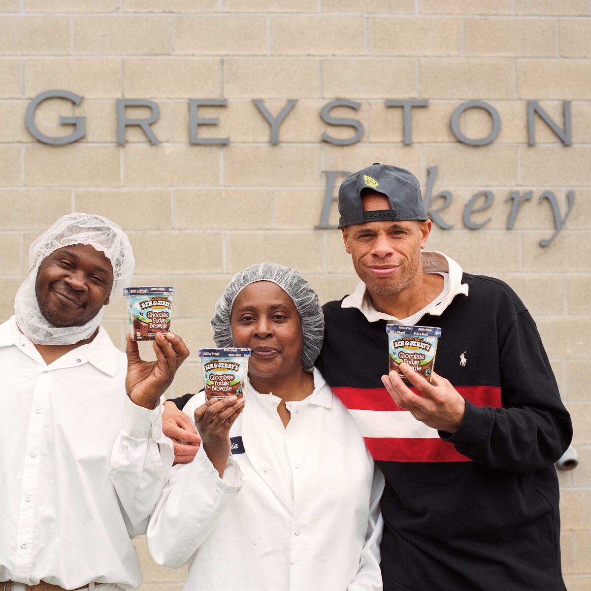 Pracownicy Greyston Bakery trzymają pinty lodów Ben & Jerry's
